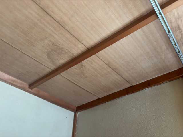 天井板の薄い変色